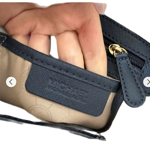 MICHAEL Michael Kors Large Leather Bag.  Jet Set Bag includes matching wallet - Picture 7 of 12